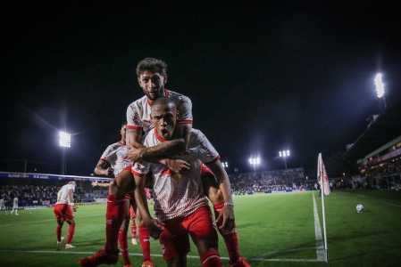 Jhon Jhon e Juninho Paulista comemorando gol do Bragantino
