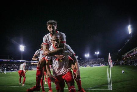 Jhon Jhon e Juninho Paulista comemorando gol do Bragantino