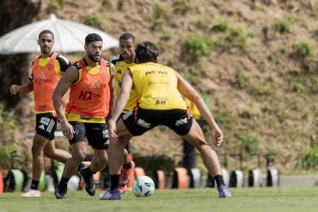 Time do Atlético durante treino preparatório para jogo contra Cienciano