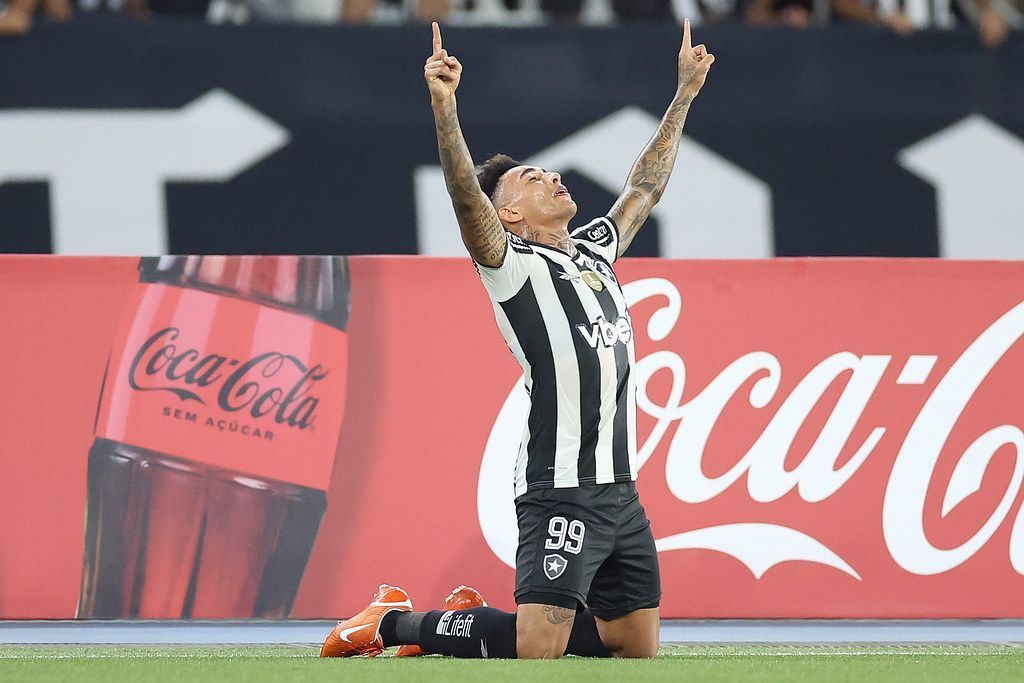 Com um a menos, Botafogo vence Universidad de Chile e avança na Libertadores