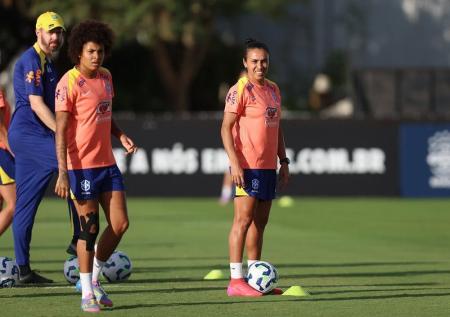 Marta durante treino da Seleção Feminina