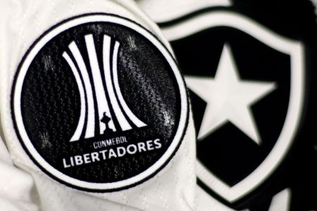 Patch da Copa Libertadores de 2025 na camisa do Botafogo