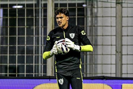 Matheus Mendes, que pertence ao Atlético, em aquecimento no América