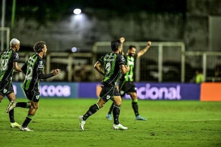 Willian Bigode celebra gol pelo América na Série B