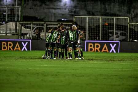 Jogadores do América antes de partida pela Série B