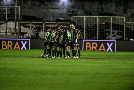 Jogadores do América antes de partida pela Série B