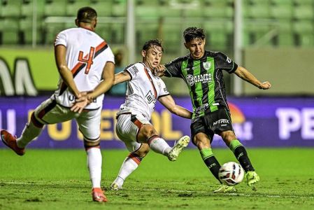 Miguelito durante partida do América pela Série B