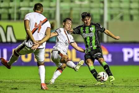 Miguelito durante partida do América pela Série B