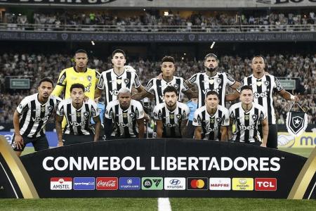Time do Botafogo perfilado em jogo pela Libertadores