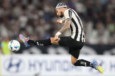 Alex Telles, camisa 13 do Botafogo, em ação na partida contra a Universidad de Chile