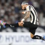 Alex Telles vê vitória como marco na temporada do Botafogo: 'Postura e entrega'