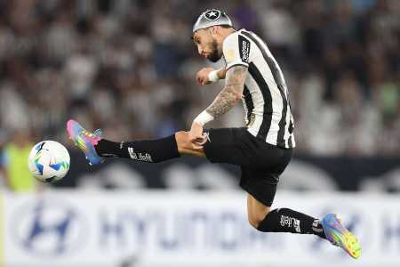 Alex Telles, camisa 13 do Botafogo, em ação na partida contra a Universidad de Chile