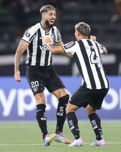 Alexander Barboza comemora com Mateo Ponte, de costas, a classificação do Botafogo na Libertadores