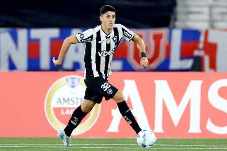 Aos 20 anos, Jair tem sequência como titular do Botafogo em 2025