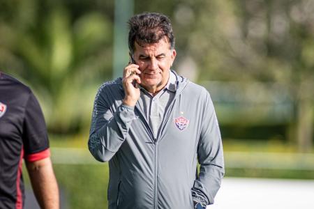Fábio Mota, presidente do Vitória, durante ligação no celular
