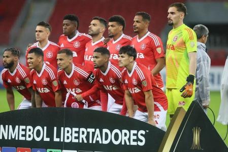 Time do Inter durante duelo pela Libertadores