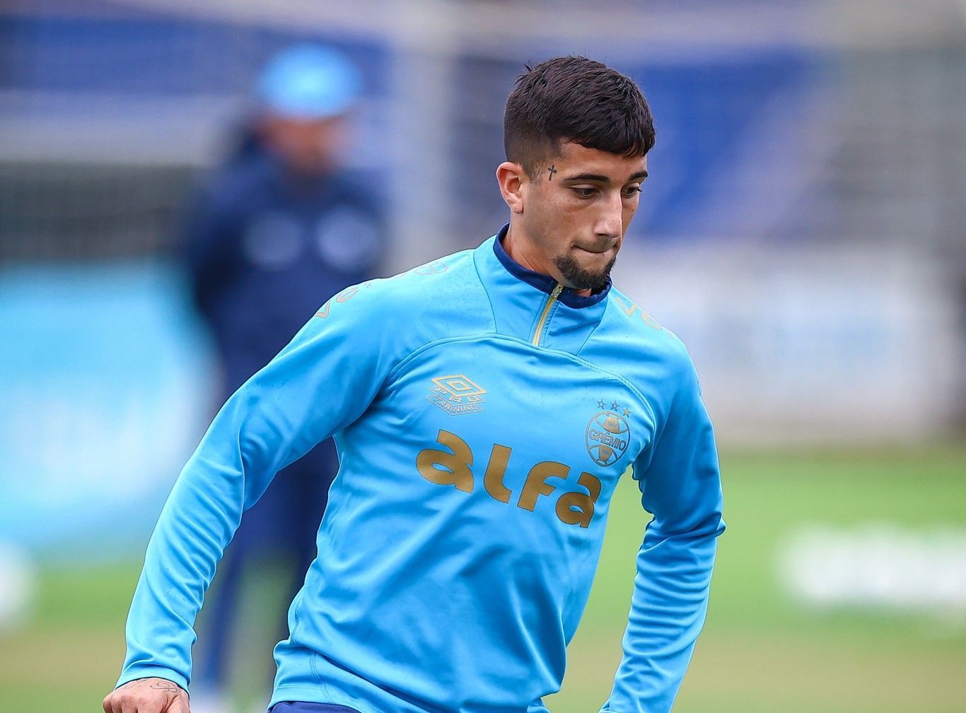 Atacante do Grêmio sofre acidente doméstico e vira dúvida para enfrentar o Cruzeiro