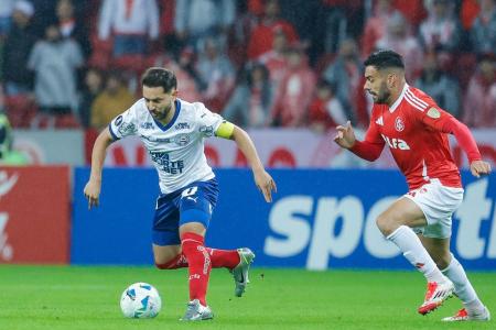 Everton Ribeiro, capitão do Bahia, em campo contra o Inter, pela Libertadores