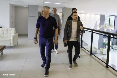 Carlo Ancelotti durante visita à Granja Comary acompanhado de Rodrigo Caetano