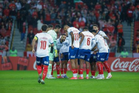 Jogadores do Bahia reunidos no gramado antes do jogo contra o Internacional