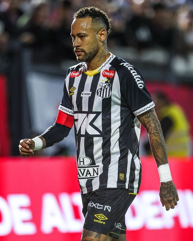Pai de Neymar sobe o tom por renovação com Santos: 'Tem condições?'