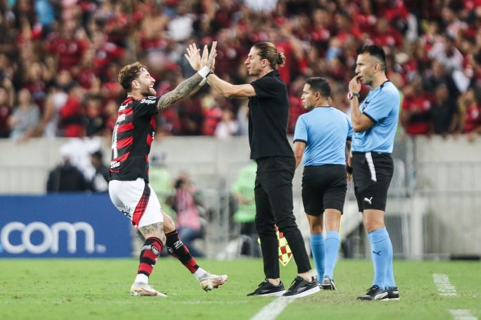 Léo Pereira vibra com Filipe Luís no Maracanã