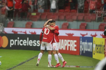 Alan Patrick e Rafael Borré se abraçam ao comemorar gol do Inter sobre o Bahia