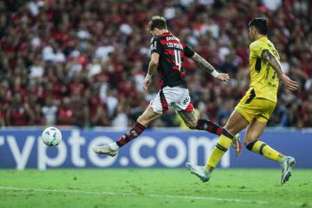 Léo Pereira marca o gol da vitória do Flamengo sobre o Deportivo Táchira