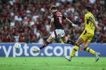 Léo Pereira marca o gol da vitória do Flamengo sobre o Deportivo Táchira