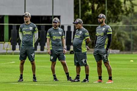 William Batista com a comissão técnica do América