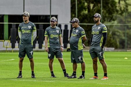 William Batista com a comissão técnica do América