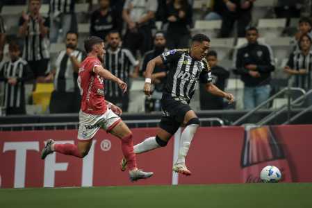 Jogadores de Atlético e Cienciano em partida pela Copa Sul-Americana