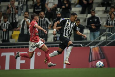 Jogadores de Atlético e Cienciano em partida pela Copa Sul-Americana