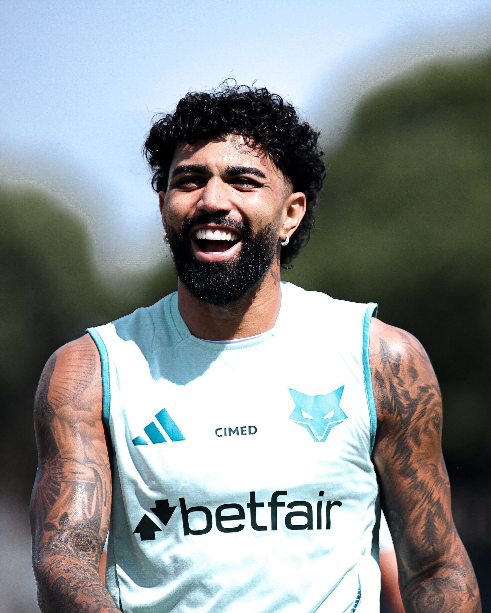 Gabigol encontra atacante da Premier League em BH e o presenteia com camisa do Cruzeiro