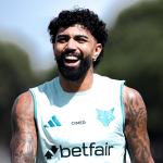 Gabigol encontra atacante da Premier League em BH e o presenteia com camisa do Cruzeiro