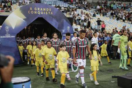 Jogadores do Fluminense em campo para jogo da Sul-Americana