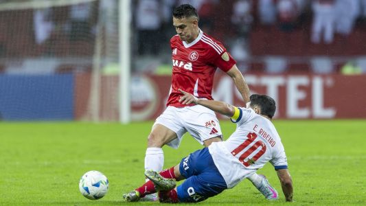 Borré, do Inter, e Everton Ribeiro, do Bahia, em disputa de bola durante jogo entre as equipes