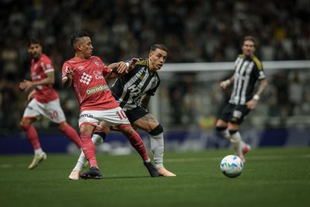 Jogadores de Atlético e Cienciano em partida na Arena MRV