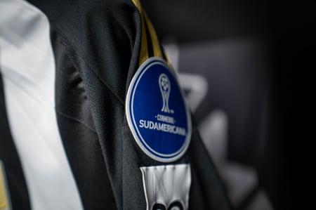 Patch da Copa Sul-Americana de 2025 na camisa do Atlético