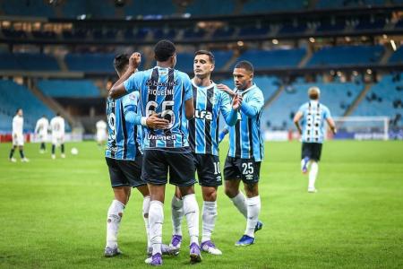 Jogadores do Grêmio comemoram gol marcado contra o Sportivo Luqueño-PAR