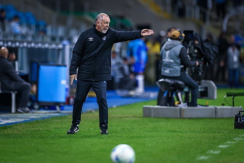 Mano pede 'paciência' com jovens jogadores e projeta futuro do Grêmio