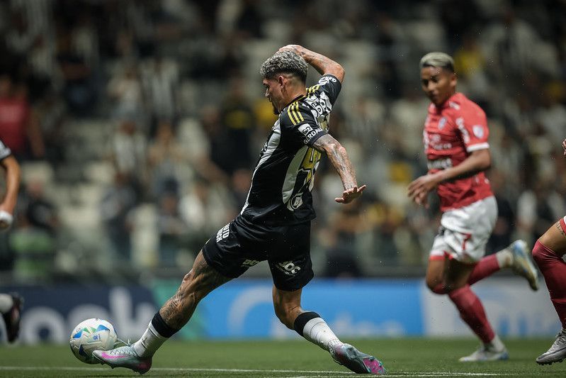 Vendido por R$ 64 milhões pelo Atlético, jogador relata dificuldades na Europa