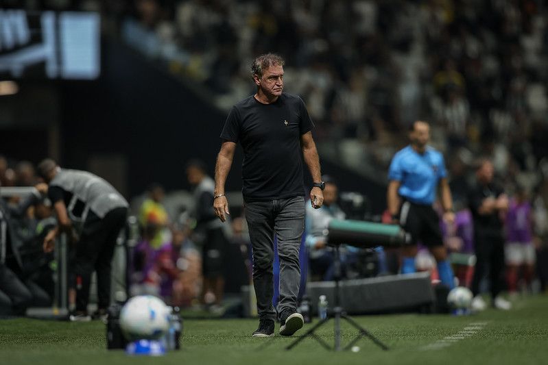 Cuca reconhece piora no time após mudanças e desorganização em empate do Atlético