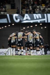 Time do Atlético no gramado da Arena MRV