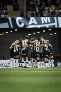 Time do Atlético no gramado da Arena MRV