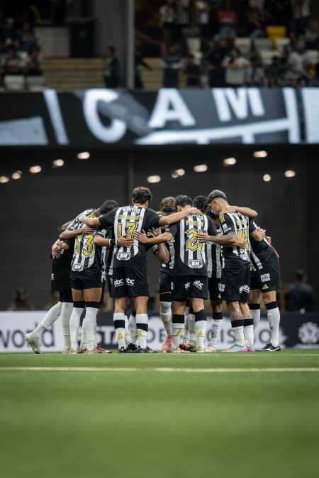 Time do Atlético no gramado da Arena MRV
