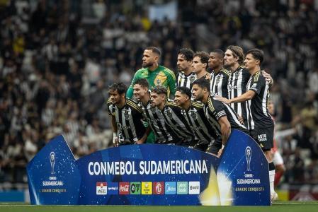 Time titular do Atlético durante jogo pela Copa Sul-Americana