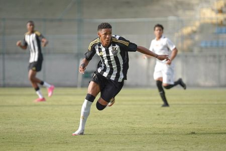 Gabriel Veneno em ação pelo Atlético Sub-17