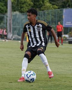 Mosquito em ação pelo Atlético Sub-17