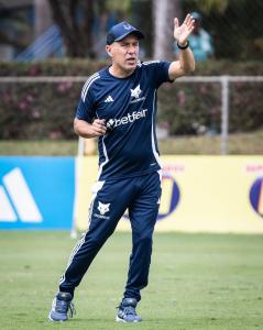 Leonardo Jardim comandando treino do Cruzeiro na Toca da Raposa II